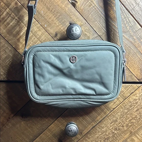 Lululemon Crossbody Camera Bag 2L - Picture 2 of 6